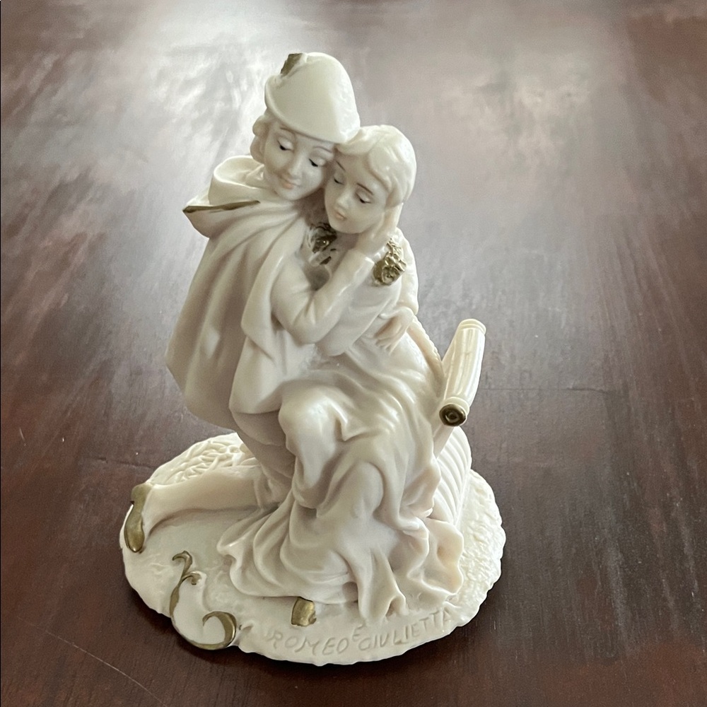 Miriam Romeo And Giulietta Sculpture Figurine, 5.5 inch tall.